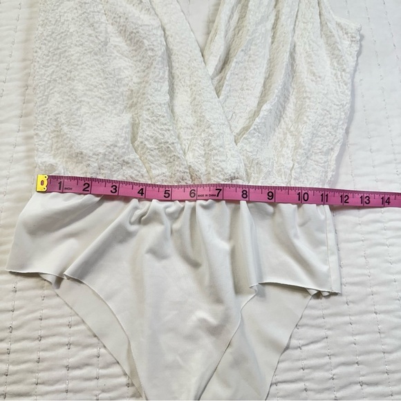 Zara White Textured V-Neck Bodysuit with Gold Rings - Picture 4 of 10